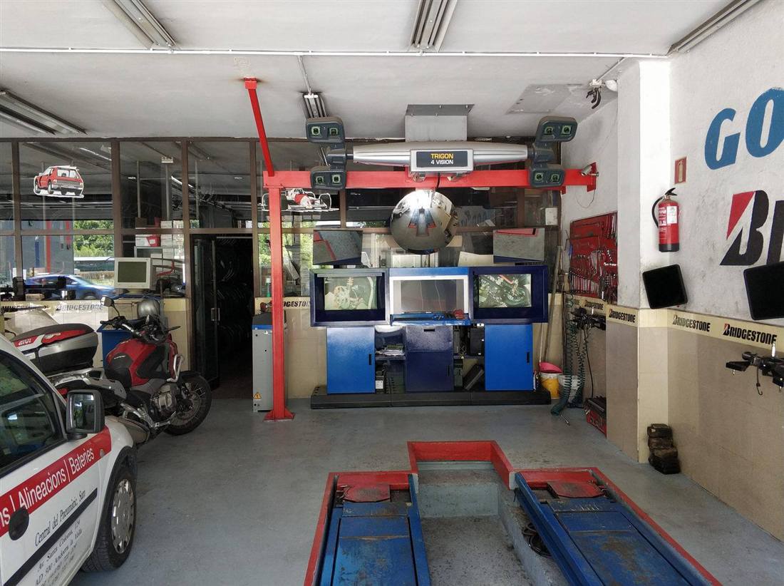 Intérieur du garage avec ponts élévateurs et banc de géométrie